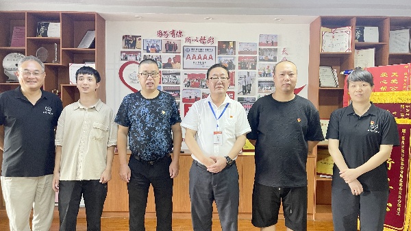 铭记历史,共创未来——中共温州市天爱公益协会拓展型支部委员会集中观看九三阅兵